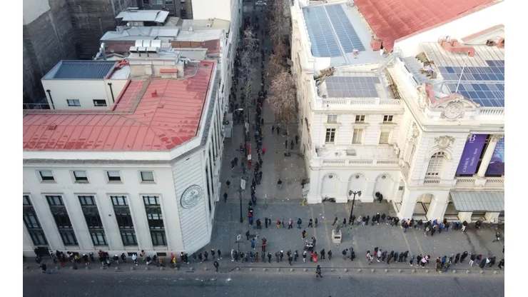 Cientos de personas esperan por atención de AFP en Santiago Centro