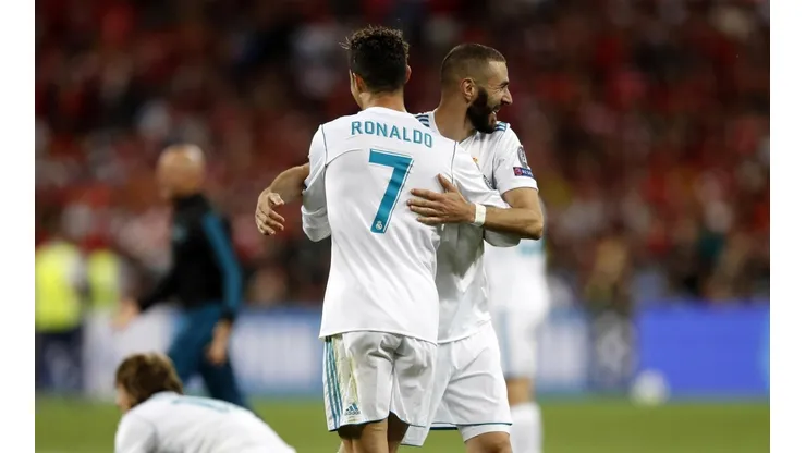 Ronaldo y Benzema festejando la Champions con el Real Madrid