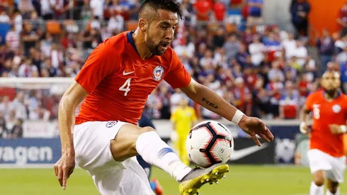 Mauricio Isla tiene la pelota en el pie a la hora de negociar con los múltiples interesados en su pase
