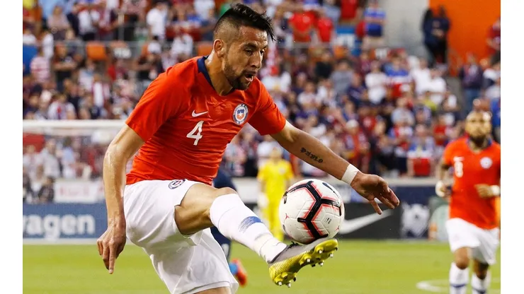 Mauricio Isla tiene la pelota en el pie a la hora de negociar con los múltiples interesados en su pase