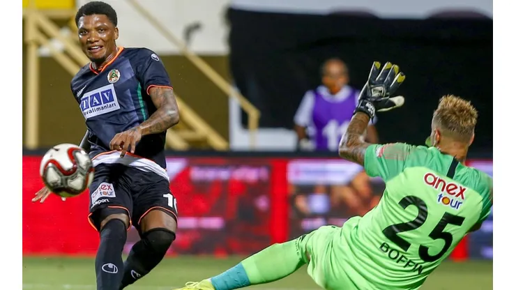 Fernandes maneja cuatro ofertas del fútbol turco.