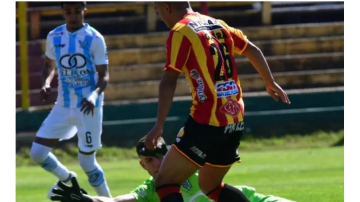 Gonzalo Jara marca un golazo ante Cerro