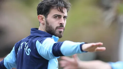 El portugués no toleró las burlas de los hinchas del Liverpool.