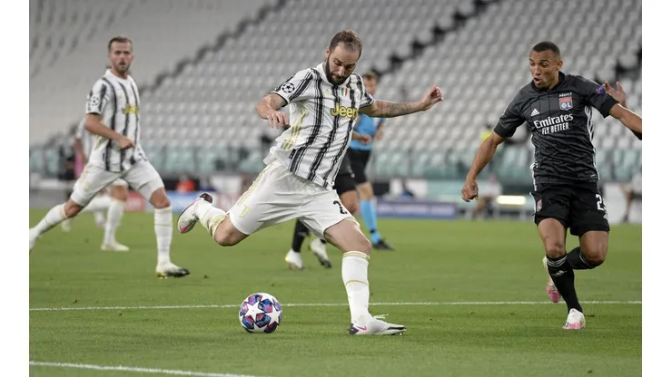 Gonzalo Higuaín ante el Olympique de Lyon