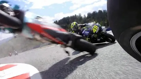Valentino Rossi y Maverick Viñales estuvieron apunto de ser arrollados por dos motos voladoras tras una colisión en el GP de Austria.