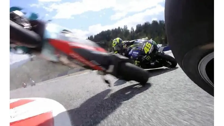 Valentino Rossi y Maverick Viñales estuvieron apunto de ser arrollados por dos motos voladoras tras una colisión en el GP de Austria.