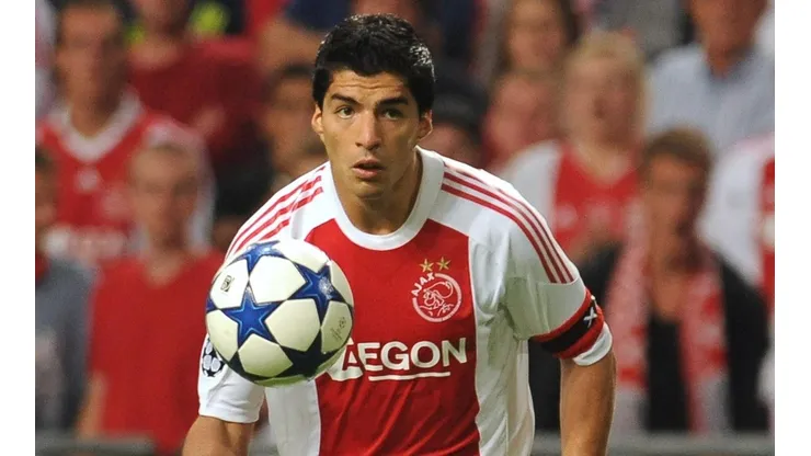 Suárez es un ídolo para el Ajax, donde entre 2007 y 2011 jugó 159 partidos oficiales marcando 111 goles.