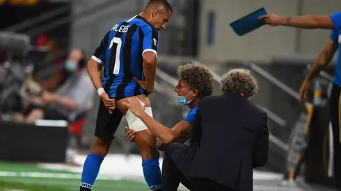 Alexis Sánchez es atendido en el partido del Inter ante el Bayer Leverkusen