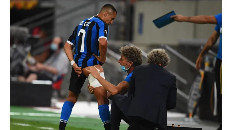 Alexis Sánchez es atendido en el partido del Inter ante el Bayer Leverkusen