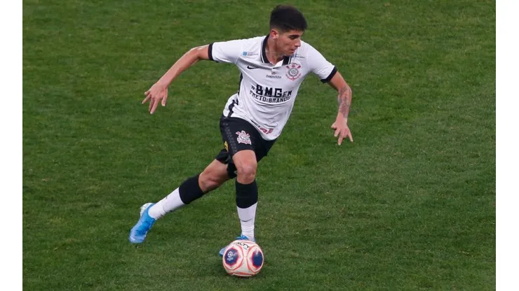 Ángelo Araos sumó minutos en Corinthians ante Gremio