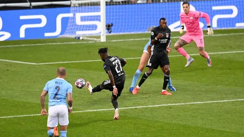 Cornet sorprende a Ederson para abrir la cuenta