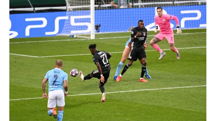 Cornet sorprende a Ederson para abrir la cuenta