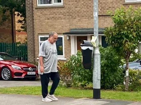 ¿Se queda? Tuitero capta a Marcelo Bielsa caminando con la nueva indumentaria del Leeds United