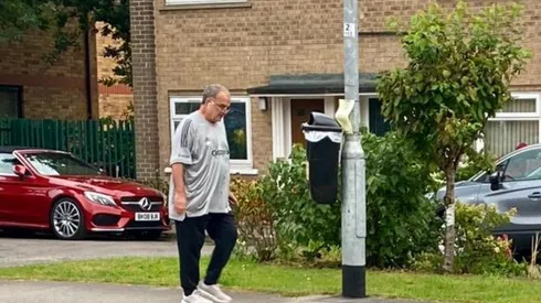 Marcelo Bielsa ilusionó a los hinchas con su renovación al dejarse ver con la nueva indumentaria oficial del equipo.