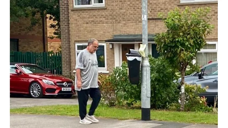 Marcelo Bielsa ilusionó a los hinchas con su renovación al dejarse ver con la nueva indumentaria oficial del equipo.