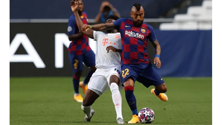 Vidal se mandó un gran lujo entre dos futbolistas rivales.