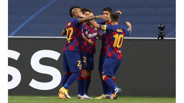 Arturo Vidal se abraza con sus compañeros luego del 1-1