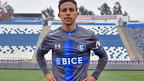 Diego Buonanotte y la tercera camiseta de la Católica.