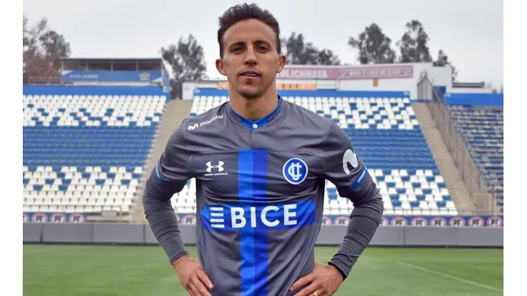 Diego Buonanotte y la tercera camiseta de la Católica.