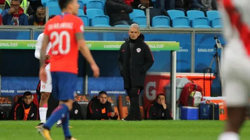 Reinaldo Rueda en la banca de la selección chilena.