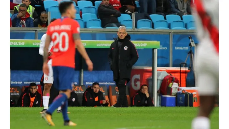 Reinaldo Rueda en la banca de la selección chilena.
