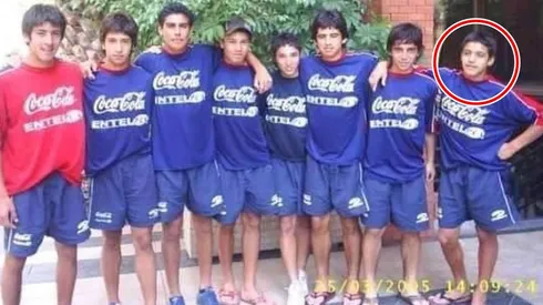 Alexis Sánchez aparece a la derecha, con una camiseta bastante más grande que su talla. Después, la Roja le quedó chica