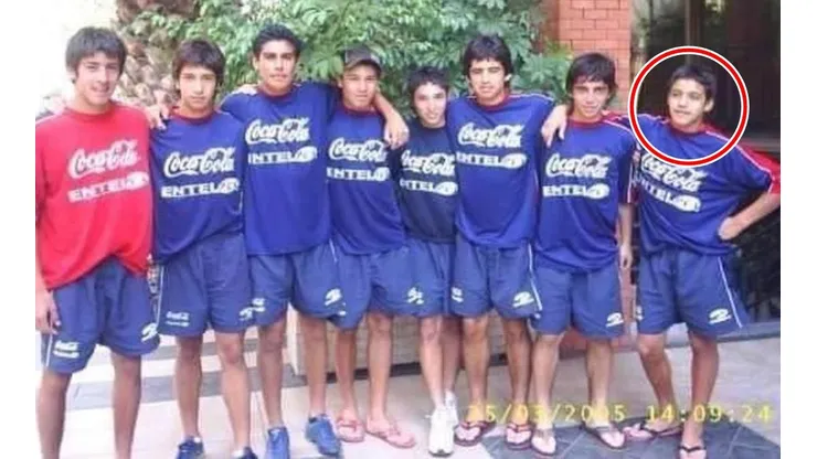 Alexis Sánchez aparece a la derecha, con una camiseta bastante más grande que su talla. Después, la Roja le quedó chica