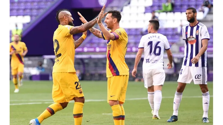 Vidal y Messi festejando con la camiseta del Barcelona
