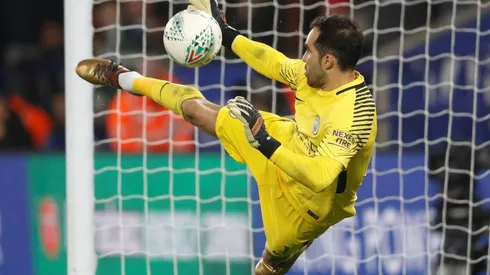 Claudio Bravo se mantiene integrado al Manchester City en el plantel que disputa la Champions League y le resta formalizar su traspaso a Betis