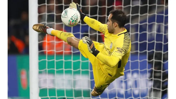 Claudio Bravo se mantiene integrado al Manchester City en el plantel que disputa la Champions League y le resta formalizar su traspaso a Betis