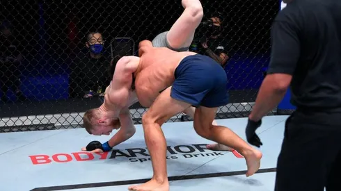 Joe Pyfer terminó con el codo dislocado tras su pelea por un contrato en UFC