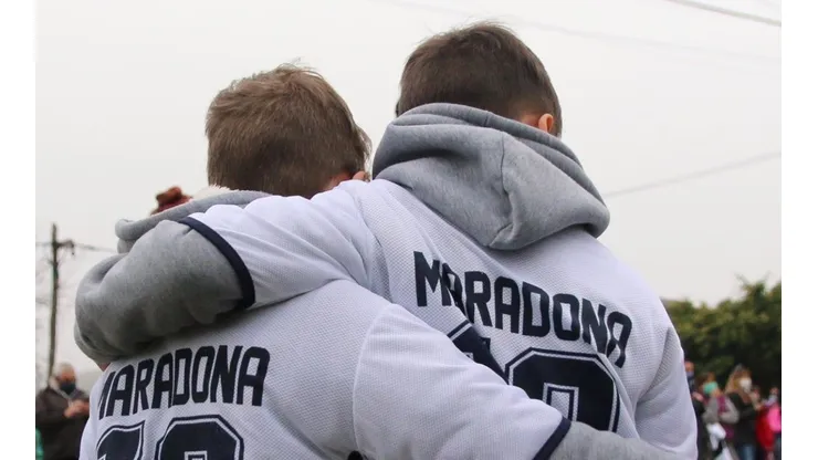 Niños hinchas de Gimnasia con la camiseta de Maradona