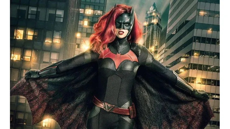 Javicia Leslie tomará el manto de la superheroína para la nueva temporada.
