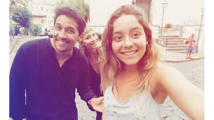Martina de vacaciones junto a sus padres, Rafael Araneda y Marcela Vacarezza.