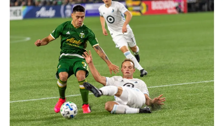 Felipe Mora celebra su título de monarca en la MLS.