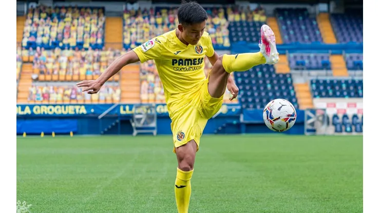 Take Kubo ya luce la camiseta del Villarreal