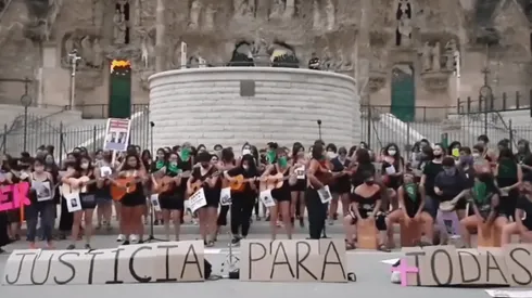 Un grupo de chilenas cantó frente a la Basílica de la Sagrada Familia contra los femicidios en nuestro país