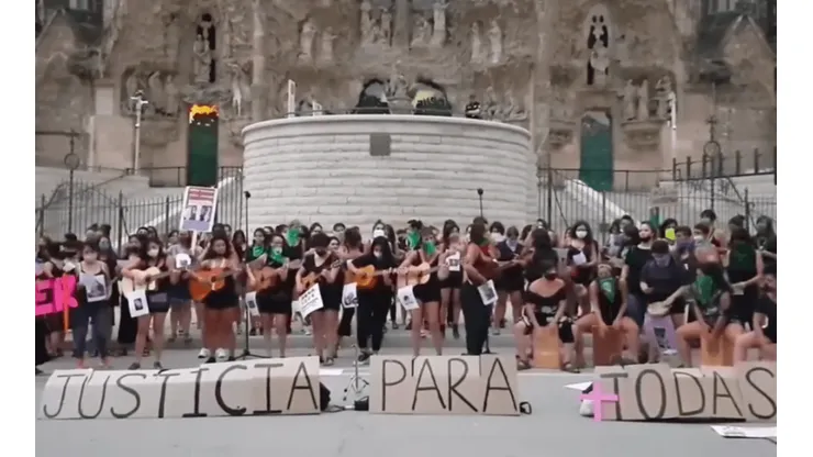 Un grupo de chilenas cantó frente a la Basílica de la Sagrada Familia contra los femicidios en nuestro país