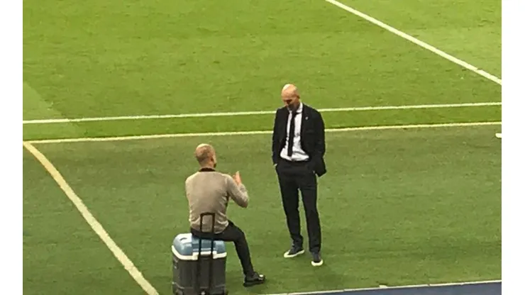 Pep y Zizou protagonizaron una épica foto tras la eliminación de Real Madrid de Champions a manos de Manchester City.