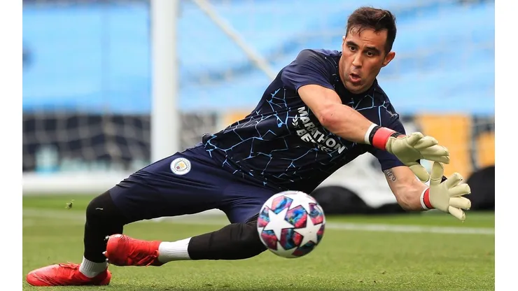 Claudio Bravo está en los últimos acuerdos para convertirse en jugador del Betis, según adelanta la prensa española