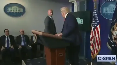 Video: Donald Trump es evacuado en plena conferencia por el Servicio Secreto