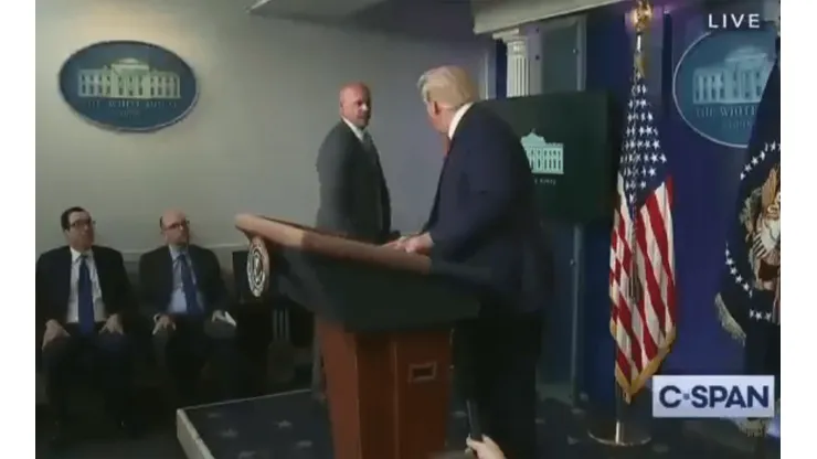 Video: Donald Trump es evacuado en plena conferencia por el Servicio Secreto