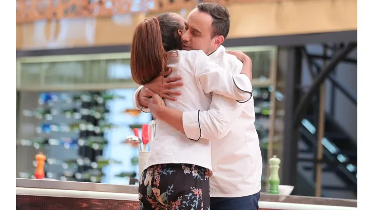 El abrazo del adiós entre César y Betsy, en medio del capítulo del domingo de "Masterchef Celebrity".
