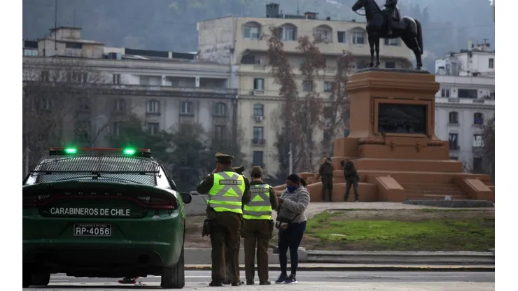 Carabineros cuidando Plaza Italia ha llamado la atención en Providencia y su fase de desconfinamiento