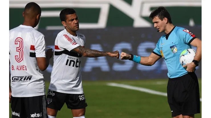 Dani Alves se retira indignado de la cancha y luego se descargaría en redes sociales.