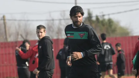 El uruguayo de 43 años no dudó y sacó del terreno de juego a su compatriota Robert Flores, reemplazándolo con el objetivo de igualar el marcador.