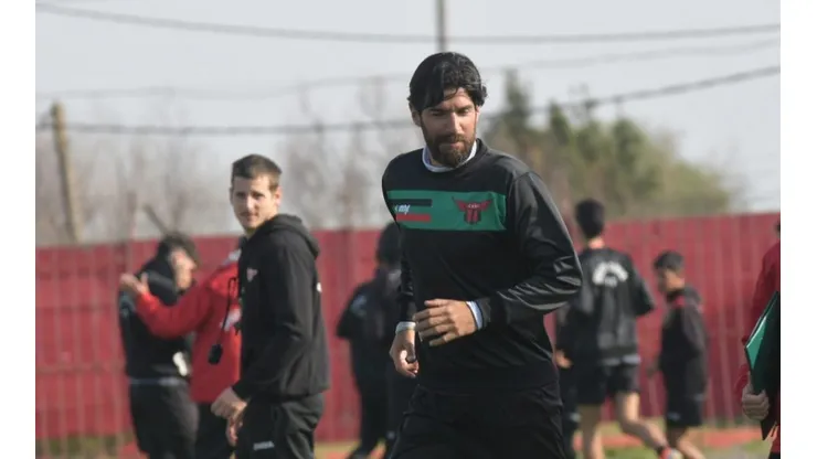 El uruguayo de 43 años no dudó y sacó del terreno de juego a su compatriota Robert Flores, reemplazándolo con el objetivo de igualar el marcador.