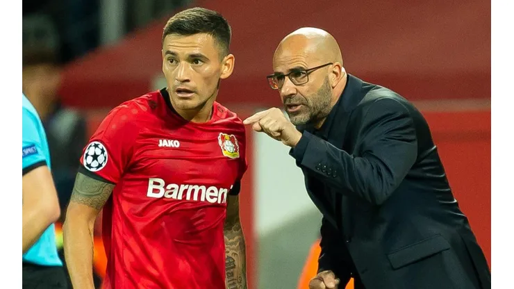 Charles Aránguiz y el DT, Peter Bosz.