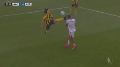 El momento de la voladora de Matías Britos sobre Mathías Suárez.