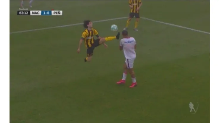 El momento de la voladora de Matías Britos sobre Mathías Suárez.